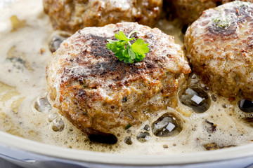Frikadellen in heisser Pfanne braten, Hackfleisch, Pfanne, Fett,