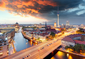 Fototapeta premium Berlin o świcie z dramatycznym niebem