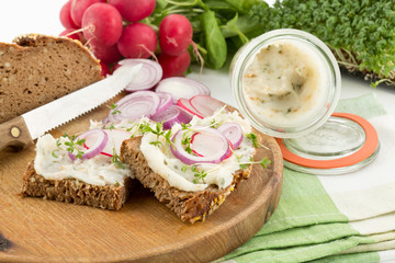 Schmalzbrot mit Kresse, rote Zwiebel und Radieschen
