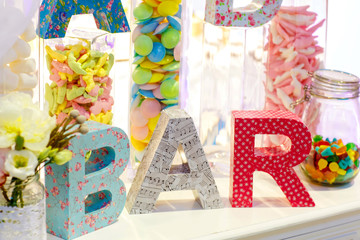 Obraz premium Sweet table as candy bar with different sweets on dinner or even