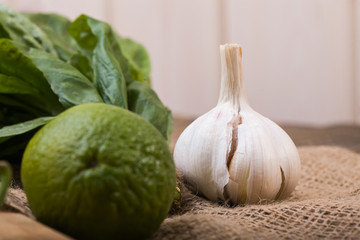 Obraz premium Garlic lime basil