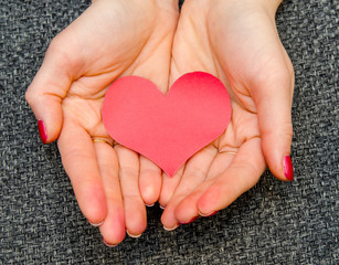 Obraz premium paper hearts on woman hand