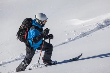 Crédence de cuisine en verre imprimé Sports dhiver Skier man walking winter day