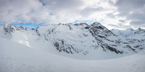 Fototapeta na wymiar sporty woman looking to snow mountains