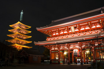 Fototapeta na wymiar The famous Sensoji Temple at night in Tokyo, Japan