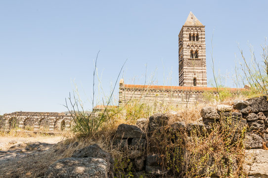 Sassari, Stadt, Kirche, Santissima Trinit&agrave; di Saccargia, Pisanerkirche, Sardinien, Insel, Italien, Mittelmeer, Sommer, Sommerhitze