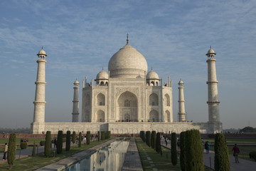 Fototapeta na wymiar Taj Mahal, frontal con cielo azul. Agra, India