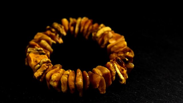 Bernstein, Armband auf Drehteller