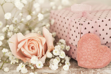 Obraz na płótnie Canvas Pink gift box with pink rose