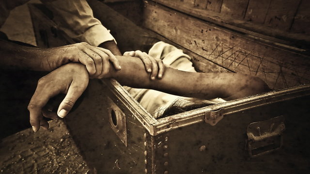 Vintage trunk corpse body