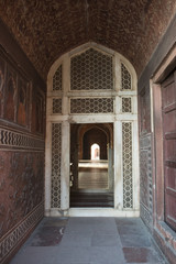 Puerta en el interior de los palacios del Taj Mahal. Agra, India