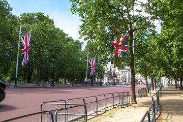 The Mall, street in front of Buckingham Palace in London - obrazy, fototapety, plakaty