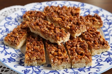 Cake with caramelized walnuts.