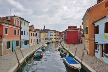 Fototapeta na wymiar Colorful buildings in the village of Burano in the Venetian Laguna, Italy