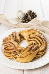 Brioche trenzado kringle stonia o pretzel postre típico de Navidad de los países nórdicos escandinavos