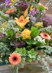 Bunter Blumenstrauß mit Lilien und Gerberas