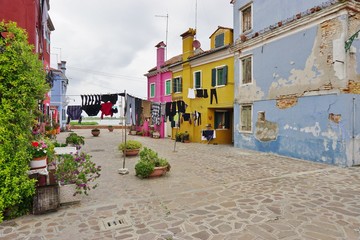 Fototapeta na wymiar Colorful buildings in the village of Burano in the Venetian Laguna, Italy