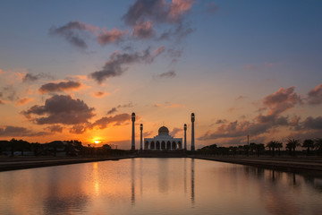 Obraz premium Sunset over mosque in Thailand