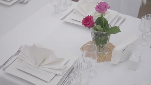 Сервировка стола для праздника с красивым букетом роз