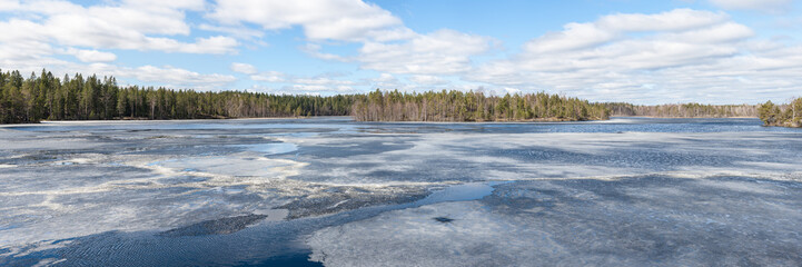 Fototapeta na wymiar lake with melting ice