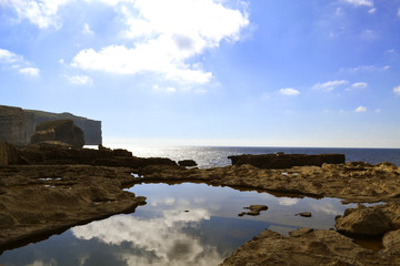 Paesaggio dell'isola di Gozo, in lontananza si vede l Fungus Rock.