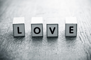 concept mot formé avec des lettres en bois - Love