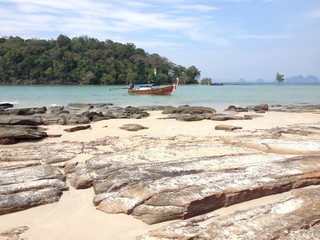 Fototapeta na wymiar Longtail Boot am Klong Muang Beach bei Krabi / Thailand