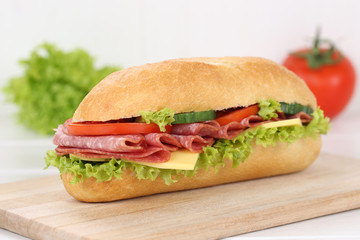 Sandwich Baguette zum Frühstück belegt mit Salami Schinken