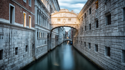 Fototapeta na wymiar Ponte dei Sospiri in Venice early in the morning before sunrise