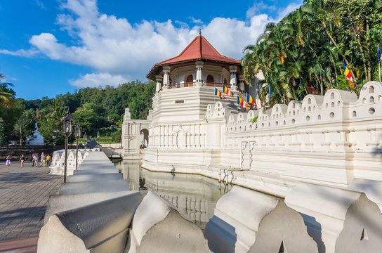 Buddha Tooth Temple in Kandy