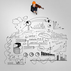 Naklejka premium Woman builder playing violin