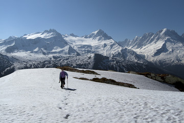 Randonneur dans la neige avec le massif du Pont-Blanc en arrière plan