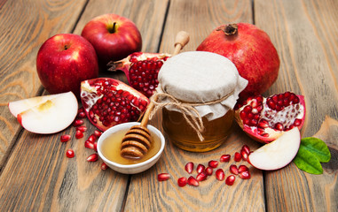 Honey with pomegranate and apples