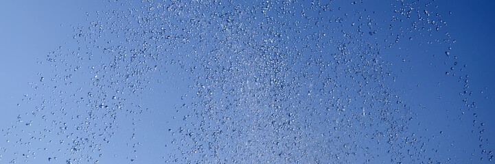 Goccioline di acqua nel cielo azzurro