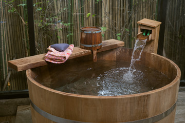 Onsen series : wooden bathtub with pink yukata