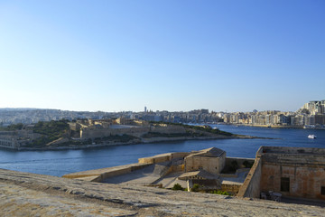 Fototapeta na wymiar Valletta vista sul porto interno sul forte di Manoel Island