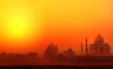 Fotobehang Oranje Zonsondergangachtergrond van het Taj Mahal-paleis van het islamitische architectuuroriëntatiepunt in India  © Banana Republic