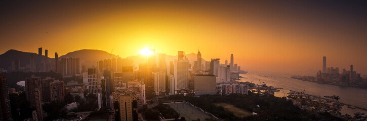 Fototapeta premium Panoramic view of Hong Kong skyline at sunset