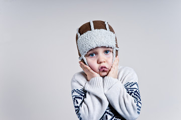 chłopiec w zimowej czapce - obrazy, fototapety, plakaty