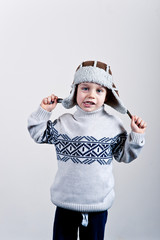 mały chłopiec w ciepłej zimowej czapce 