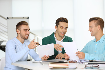 Obraz premium Young business men at the meeting in a conference room