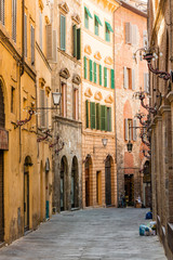 Fototapeta na wymiar Verlassene Strasse in Siena
