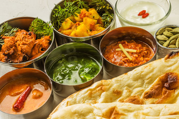典型的なインドのカレーとナン Typical Indian curry set