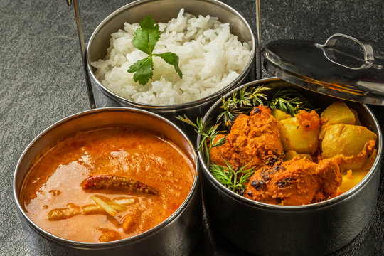 典型的なインドのカレー弁当　 Indian curry and chicken lunch