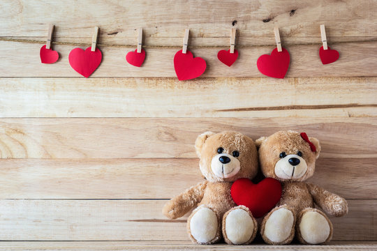 The couple Teddy bear holding a heart-shaped pillow