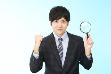 拡大鏡を持つ男性