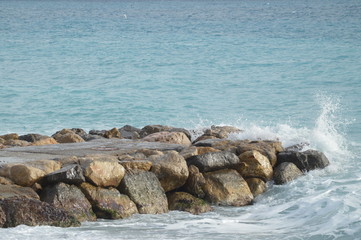 Welle am Felsen