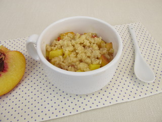Crumble Mug Cake mit Pfirsich