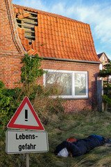 Lebensgefahr Herabfallende Dachziegel
