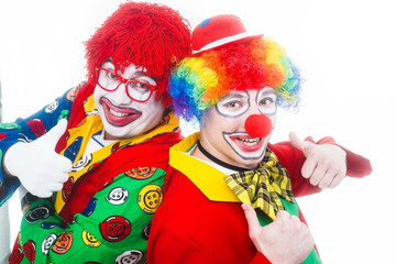 fröhlich lachende clowns zeigen daumen hoch